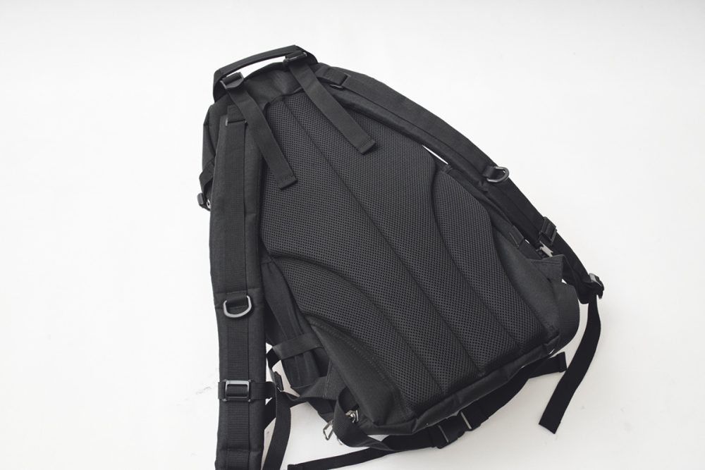 バックパネルには通気性がよく、かつ肉厚で衝撃吸収性もいいメッシュを採用