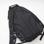 バックパネルには通気性がよく、かつ肉厚で衝撃吸収性もいいメッシュを採用