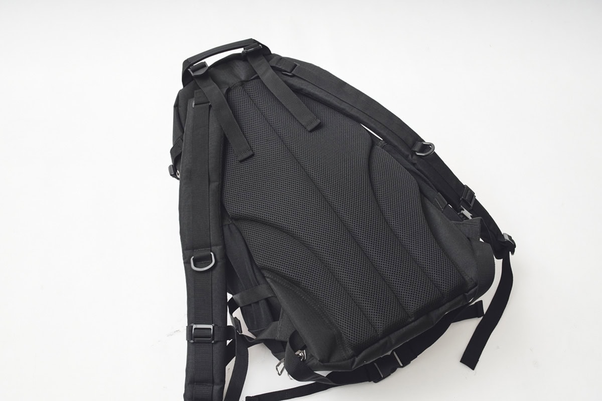 バックパネルには通気性がよく、かつ肉厚で衝撃吸収性もいいメッシュを採用