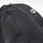 フロントの一部に、メッシュ生地を採用