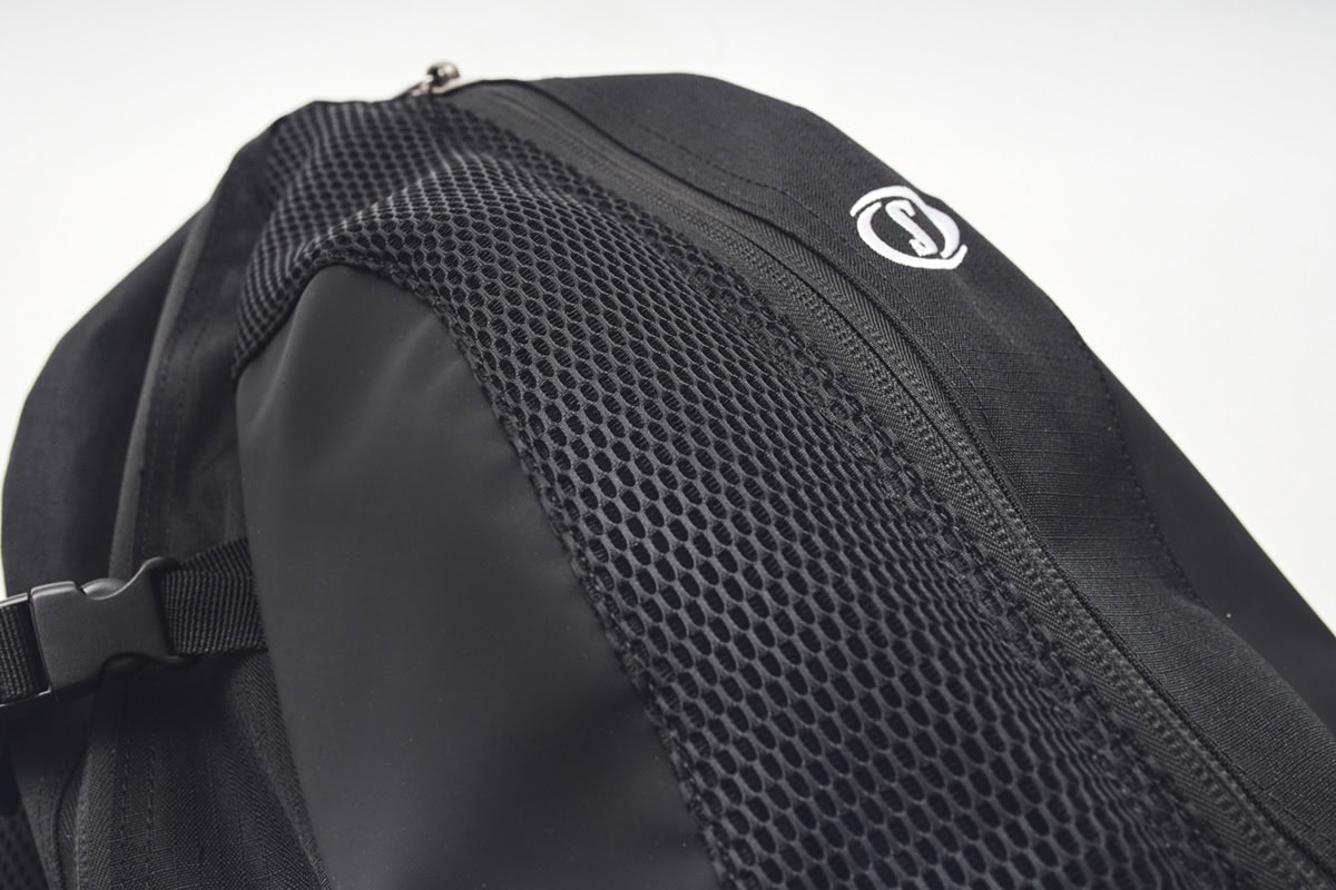 フロントの一部に、メッシュ生地を採用