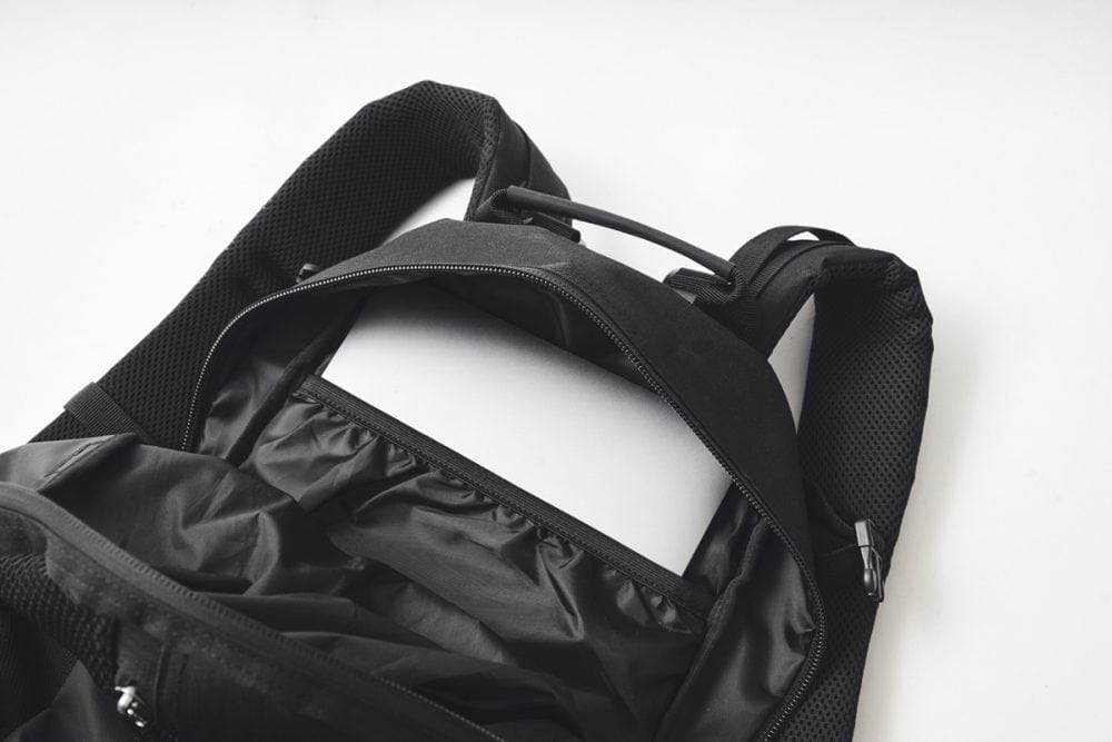 メイン収納内の背面側にポケットを装備