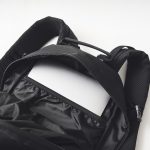 メイン収納内の背面側にポケットを装備