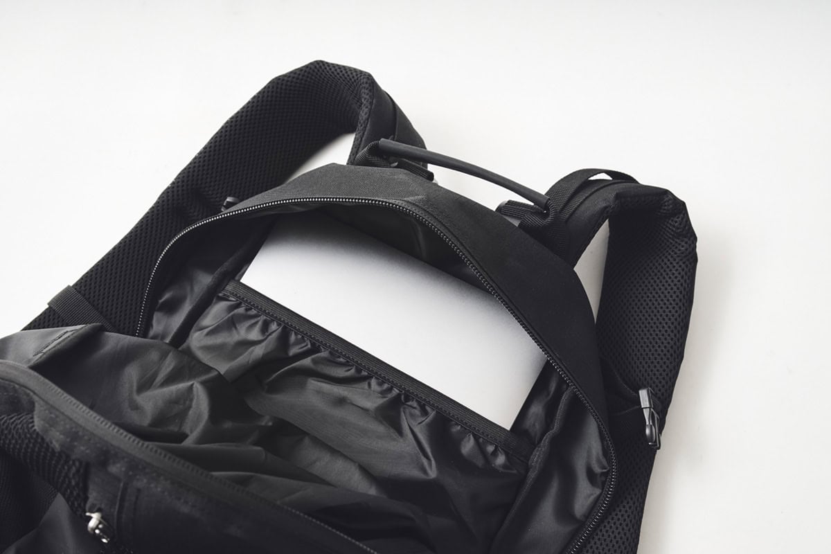 メイン収納内の背面側にポケットを装備