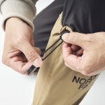 履き口にはエラスティックコードとコードアジャスターが配置