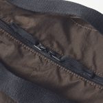 メイン収納は左右どちらからでも操作できるダブルファスナー