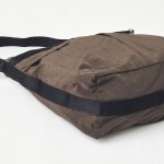 ショルダーストラップが本体の底部までグルリと周回したようなデザイン