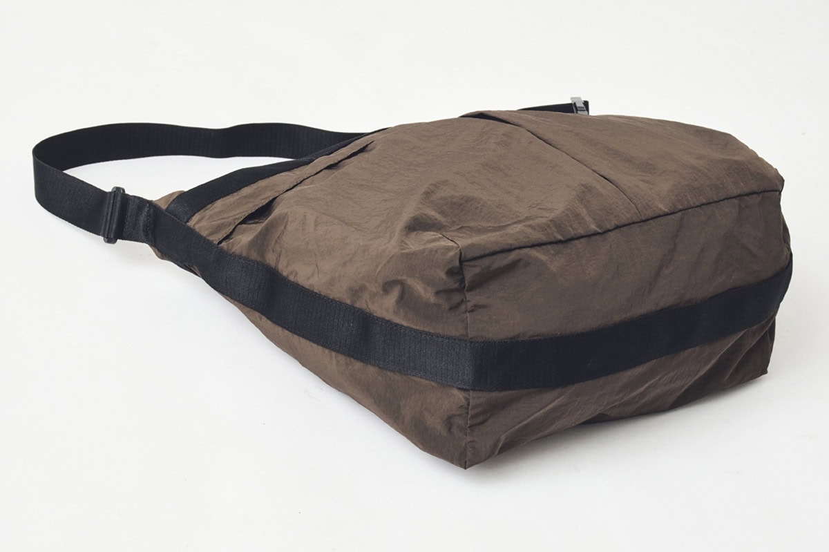 ショルダーストラップが本体の底部までグルリと周回したようなデザイン