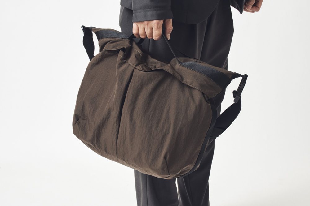 中央部がループになっていて、手持ち用ハンドルとして使える