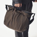 中央部がループになっていて、手持ち用ハンドルとして使える