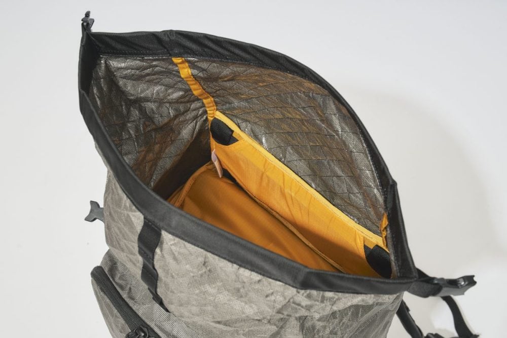 ロールトップ式の上部収納部。防水性に優れ、荷物の増減にも対応