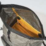 ロールトップ式の上部収納部。防水性に優れ、荷物の増減にも対応