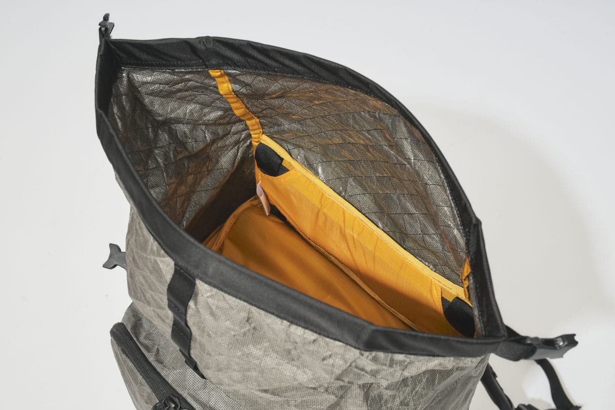 ロールトップ式の上部収納部。防水性に優れ、荷物の増減にも対応