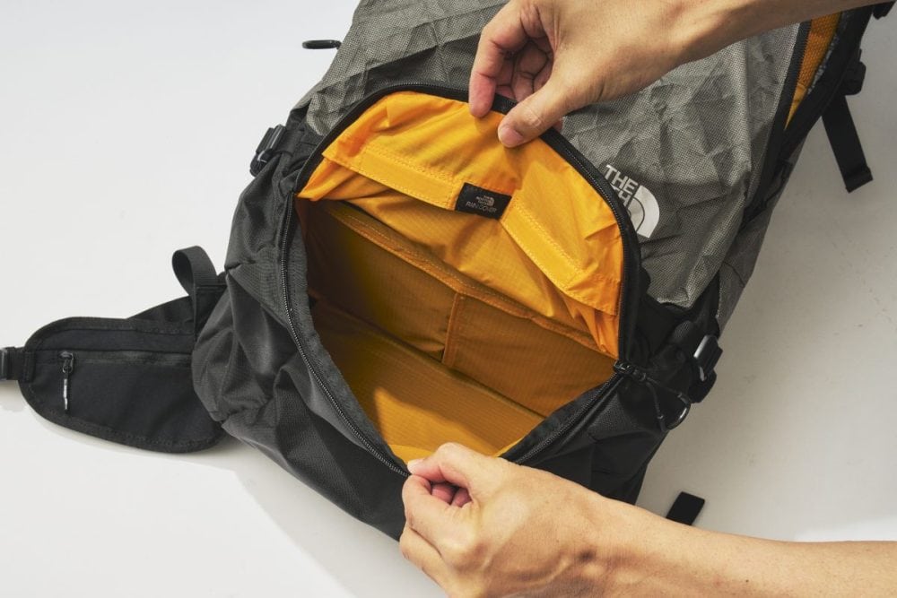 下部収納室にはギアや濡れた衣類などを分けて収納できる