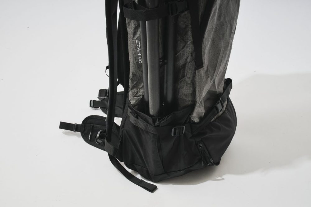 両サイドのポケットにトレッキングポールやカメラの三脚を装備可能