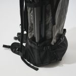 両サイドのポケットにトレッキングポールやカメラの三脚を装備可能