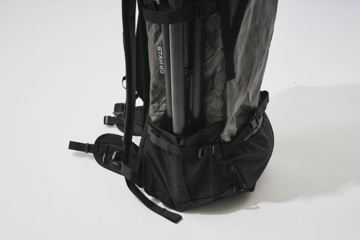 両サイドのポケットにトレッキングポールやカメラの三脚を装備可能