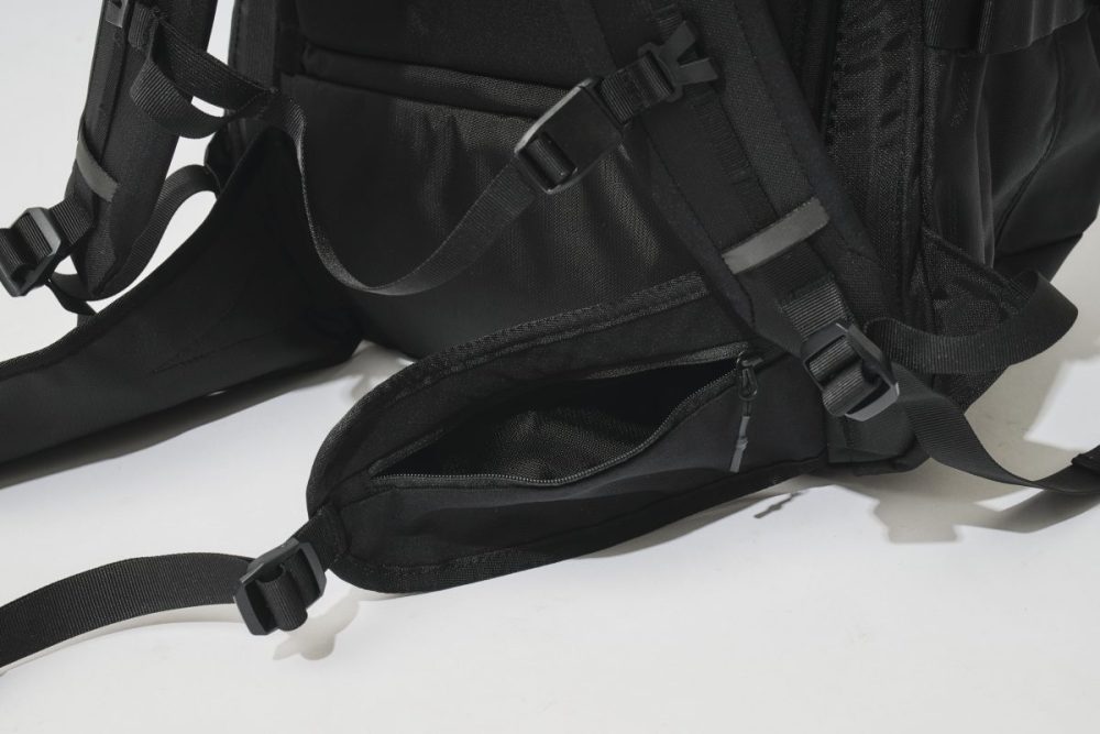 安定感を生み出すウエストベルトにはファスナーポケットを装備