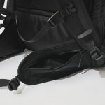 安定感を生み出すウエストベルトにはファスナーポケットを装備