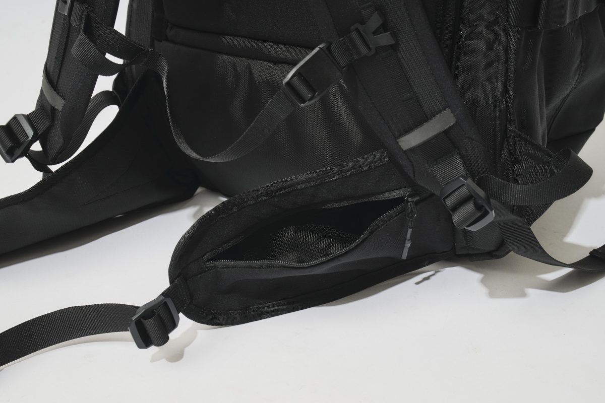 安定感を生み出すウエストベルトにはファスナーポケットを装備