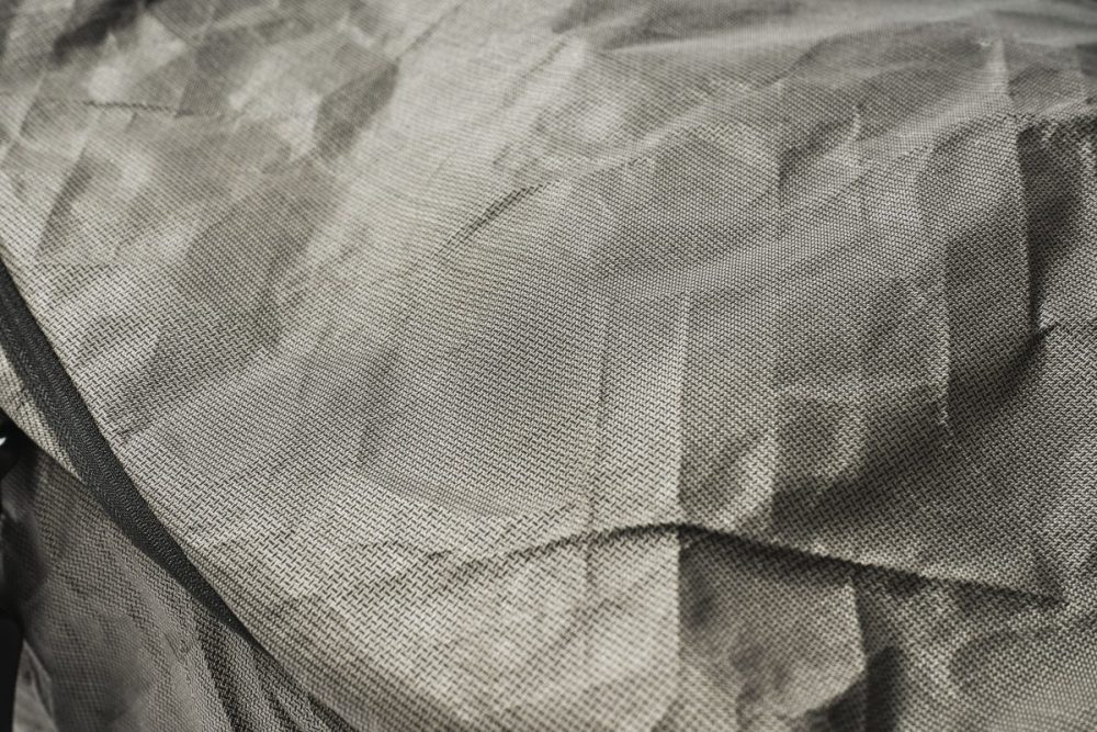 軽量・防水・耐摩耗性を兼ね備えた「ウルトラ2000X」を採用