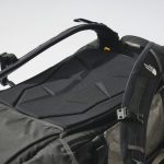 背中に沿ってカーブを描く背面パッド。蒸れにくく、背負い心地も抜群