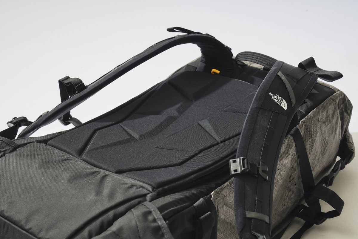 背中に沿ってカーブを描く背面パッド。蒸れにくく、背負い心地も抜群