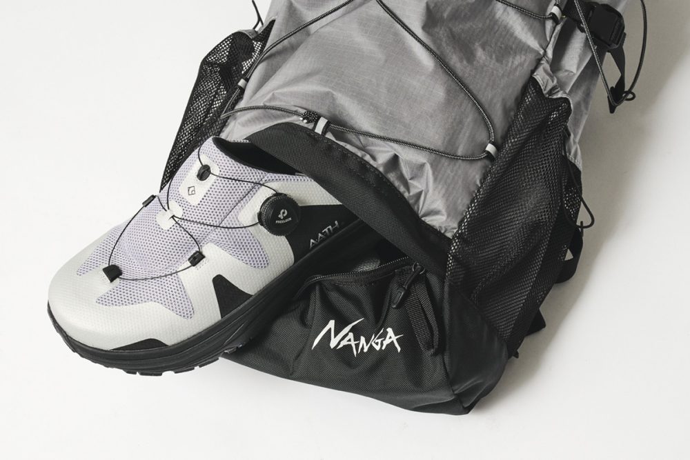 ボトムにコンパートメントが設けられている