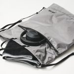 巾着型の開口部と正面にファスナーポケット