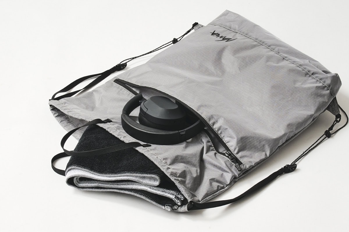 巾着型の開口部と正面にファスナーポケット