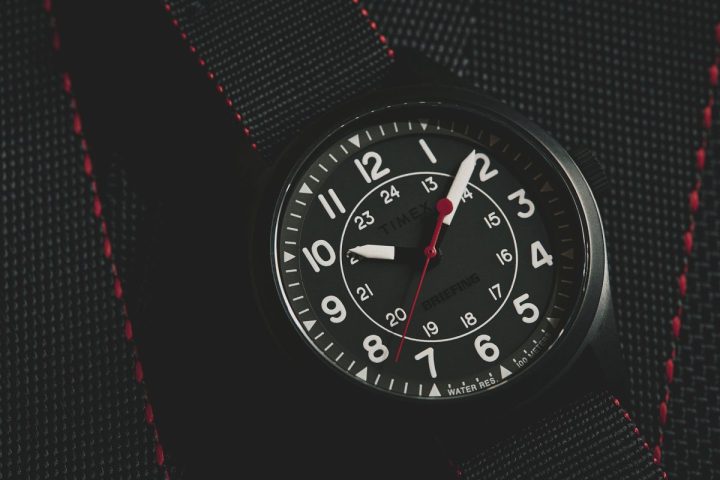 【完売必至!?】約10年ぶり!「タイメックス×ブリーフィング」コラボ時計が最高に無骨でカッコいい