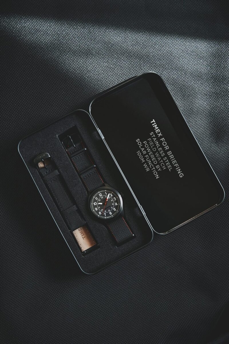 今回のコラボレーションのために特別制作をした両ブランドのロゴが入ったティン缶