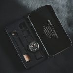 今回のコラボレーションのために特別制作をした両ブランドのロゴが入ったティン缶