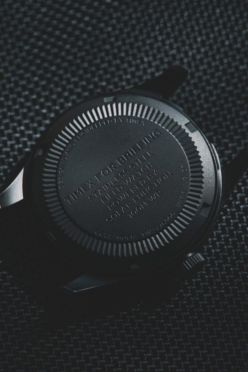 裏蓋にはコラボを示す銘文をレーザー刻印