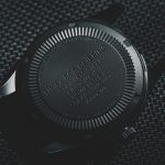 裏蓋にはコラボを示す銘文をレーザー刻印