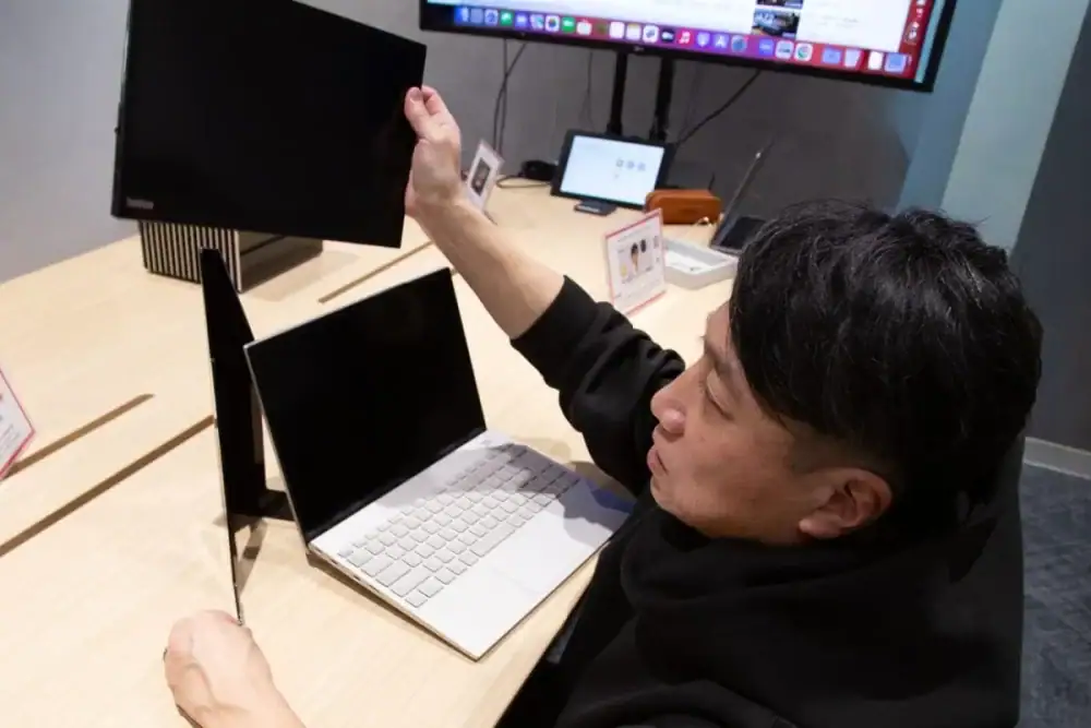 第3位　【出先の作業効率爆上げ】カフェでも“縦型デュアル”化がハンパない！さらに安く、軽量化したNECの「最強スタンド」を試してみた