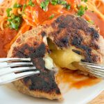 濃厚チーズソースはバター風味が強めで、トマトソースの酸味とよく合います