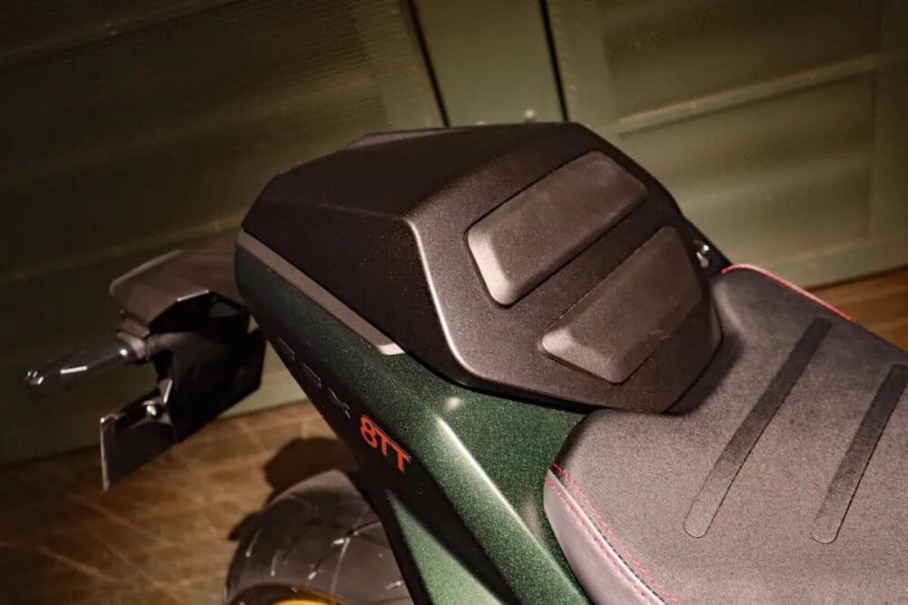 第2位　【初速で受注1000台超え】スズキの新型「GSX-8T / 8TT」が大ヒット。イタリアンデザインと最新装備の融合がたまらない