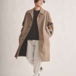 ＜買い物＞定番トップスにコートを羽織ってワンマイルウェア