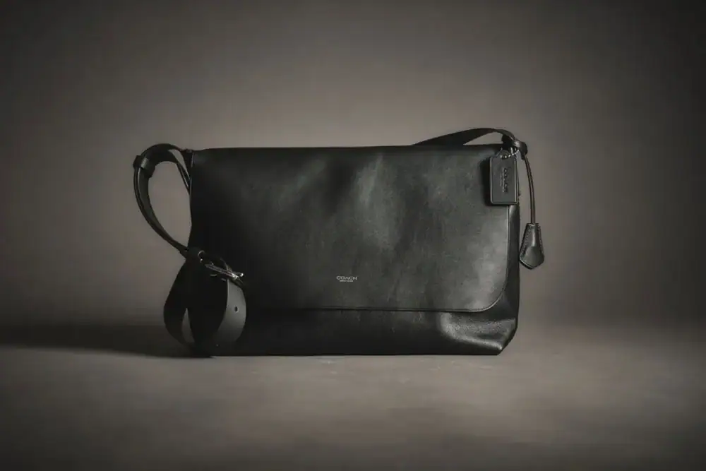 第1位　【結論、やっぱりコーチの革は凄い】一生モノ発見！オンオフ使える“大人のメッセンジャーバッグ”が感動レベル／No.1モノ雑誌編集長のお墨付き『コレ買いです』Vol.151