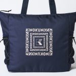 ネイビーにグレーのシンボリックロゴが映える