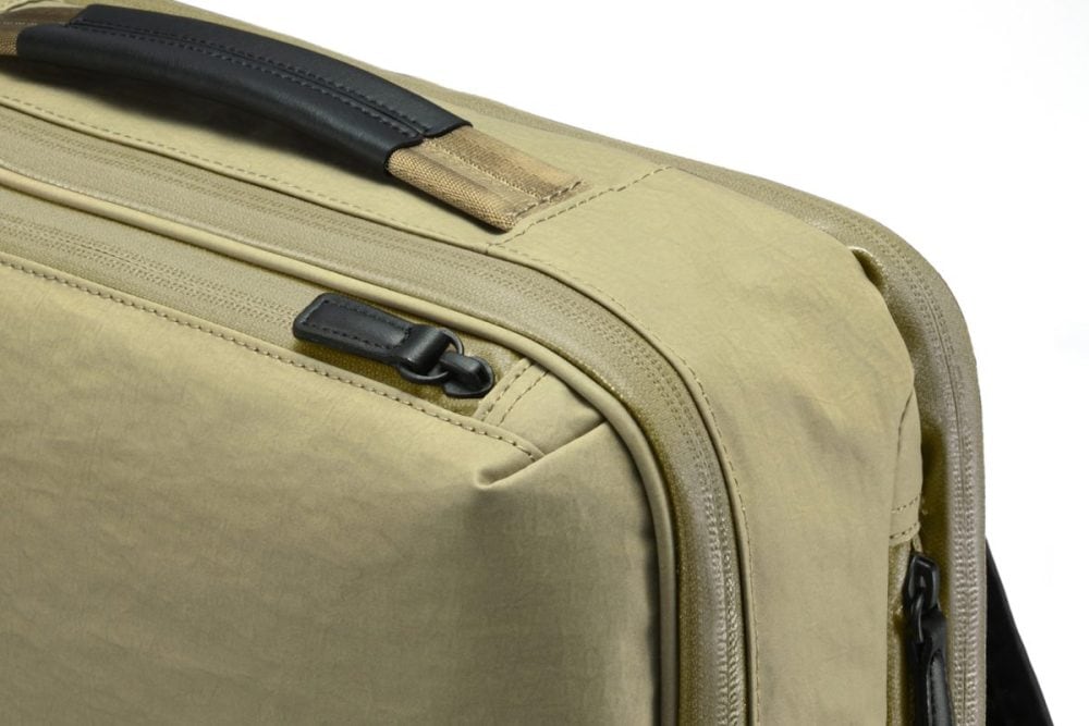 本体生地には耐水性に優れた「コーティングナイロン」を、開口部には水の浸入を防ぐ「コーティングファスナー」を採用