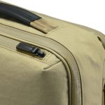 本体生地には耐水性に優れた「コーティングナイロン」を、開口部には水の浸入を防ぐ「コーティングファスナー」を採用