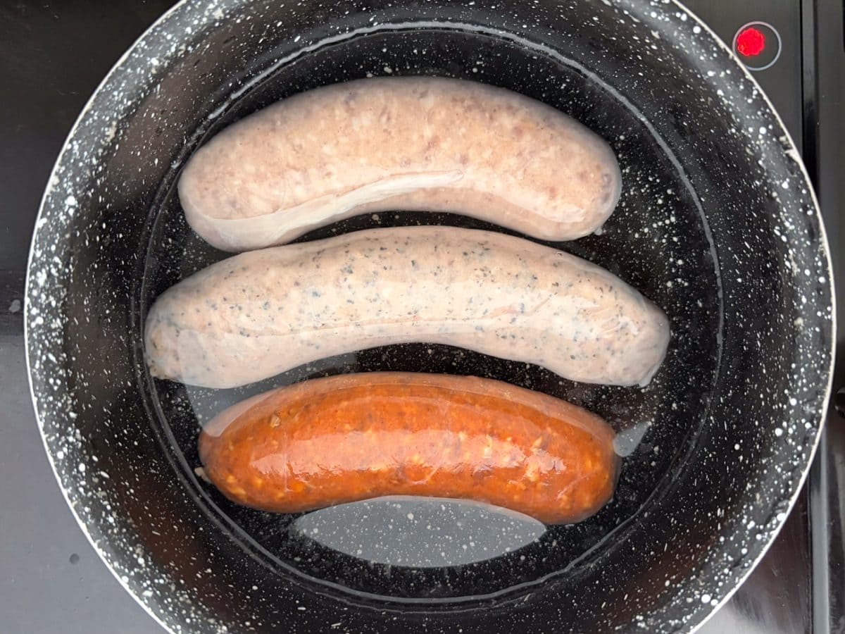 この生フランクシリーズは火が通ってなくて、生肉を冷凍した状態で販売されているのが最大の特徴