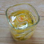 無「蓋をしたままレンジで使える 耐熱ガラス容器 小鉢型／大」に「ソーダガラス 重石」を入れている