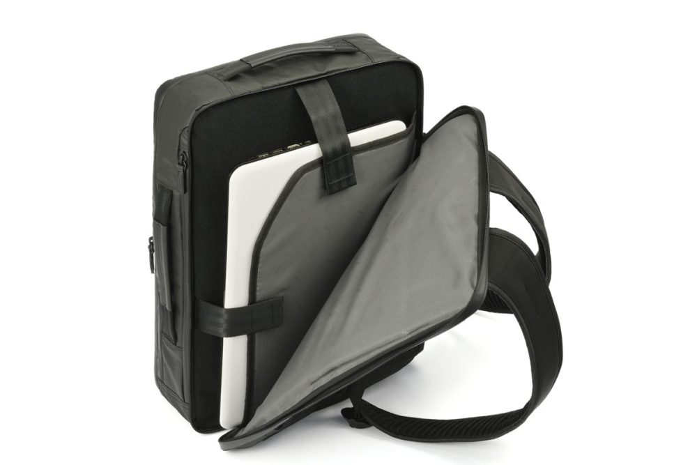 背面の「独立PC収納部」は縦・横どちらからも出し入れしやすいL字ファスナー仕様。内装にパイル生地を使用