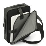 背面の「独立PC収納部」は縦・横どちらからも出し入れしやすいL字ファスナー仕様。内装にパイル生地を使用