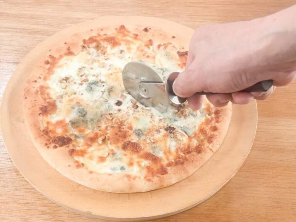 第2位　【業務スーパー】価格バグすぎて震える。イタリア直輸入「386円の冷凍ピザ」の実力が凄まじかった……3種食べ比べ