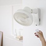 【昨年完売した省スぺ扇風機】シロカの壁掛け扇風機が今年も発売！「消灯モード」を新たに追加