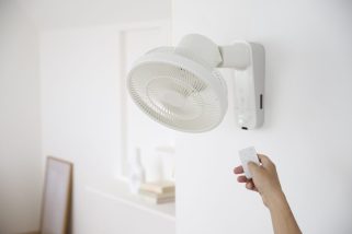 【昨年完売の省スペース扇風機】シロカ「壁掛けふわビューン」最新作は、睡眠の質を上げる追加機能“消灯モード”で寝室の最適解に！